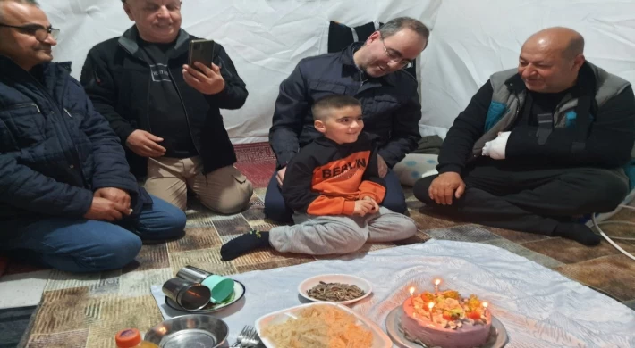 Kahramanmaraşlı küçük Eymen’e çadırda doğum günü sürprizi