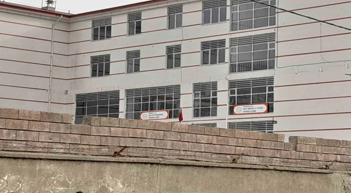 Kulp’ta inşaatı yeni biten okul orta hasarlı çıktı: Öğrenciler başka okula nakledildi