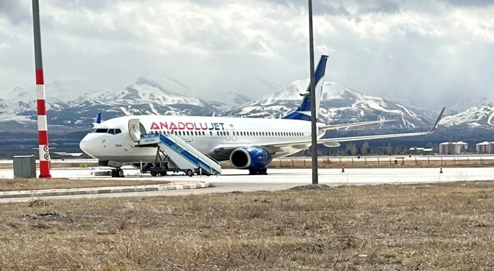 Motor ve kanat kısmını iniş sırasında piste sürten THY’nin TK 7575 sefer sayılı uçağı Erzurum Havalimanında onarılacak