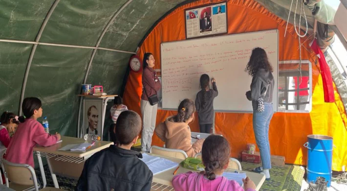 Öğrenciler, Mehmetçik Okullarında Gündüz Eğitim Alıyor, Akşam Film İzliyor