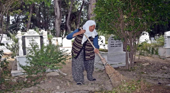 Raziye Teyze 12 senedir her sabah mezarları temizliyor