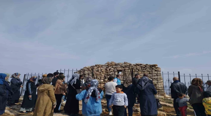 Siirt’te misafir edilen depremzede aileler ve çocukları kentin tarihi ve kültürel yerlerini gezdi
