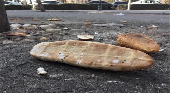 Sokaklardaki ekmek parçaları hoş karşılanmıyor