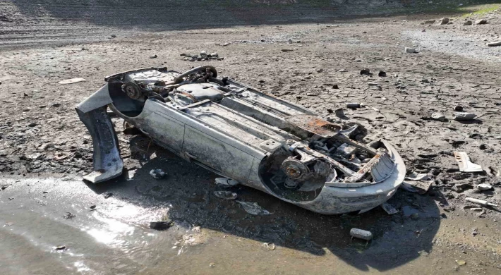 Suların çekildiği Alibey Barajı’nda yüzeye çıkan araçlar hala kaldırılmadı