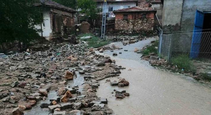 Kırıkkale’de sel felaketi: Araçlar sürüklendi, hayvanlar telef oldu