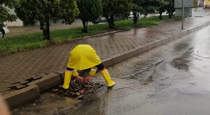 Nevşehir’de etkili olan sağanak yağış ve sonrasında belediye ekipleri yoğun bir çalışma yürüttü