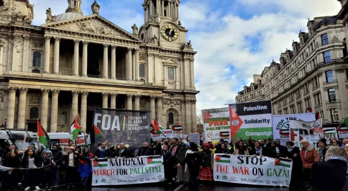 Londra’da on binlerce kişiden Filistin’e destek protestosu