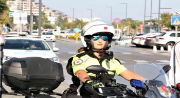40 kişilik Şahin timinin Hülya ablası kural tanımaz sürücülere nefes aldırmıyor