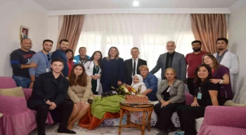 100’üncü yaş gününü evde sağlıkçılar ile kutladı