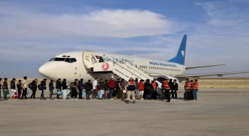 Ağrı’da sınır dışı edilen 136 Afgan göçmen, uçakla ülkelerine gönderildi
