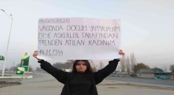 Ahıskalı genç kadınlar, 14 Kasım sürgününe dikkat çekmek için pankart açtılar