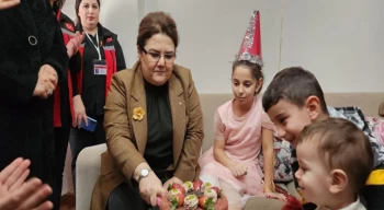 Bakan Yanık’tan Taksim’deki patlamada yaralanan minik Sevde’ye doğum günü sürprizi