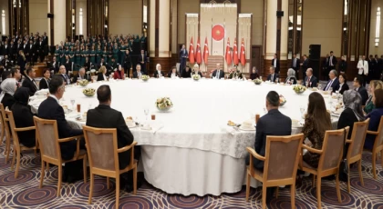 Cumhurbaşkanı Erdoğan, Bakan Özer ve beraberindeki öğretmenleri Cumhurbaşkanlığı Külliyesinde ağırladı.