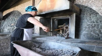 Deprem enkazından yaptığı fırınla 23 yıldır ekmek üretiyor