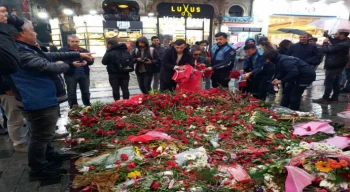 İstiklal Caddesi’nde hayatını kaybedenler için oluşturulan platform ve bayraklar kaldırıldı