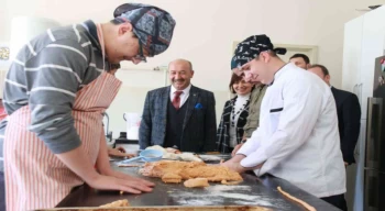 Özel öğrenciler kendi pişirdikleri tarhana cipsini Müdür Başyiğit’e ikram etti