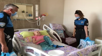 Polisler hastanede lösemi tedavisi gören çocuklarla buluştu