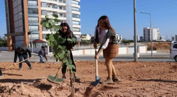 Toros Üniversitesi öğrencileri fidanları toprakla buluşturdu