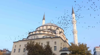 Türkiye’nin ilk asansörlü camisi güvercinleri ağırladı