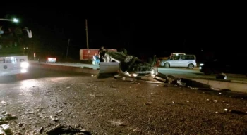 Adana’da yolcu minibüsü ile otomobil çarpıştı: 13 yaralı