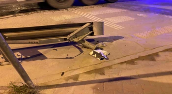 Ataşehir’de 14 yaşındaki sürücü demir korkuluklara çarptı: 2 yaralı