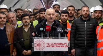 Bakan Karaismailoğlu yeni yıla metro çalışanları ile girdi