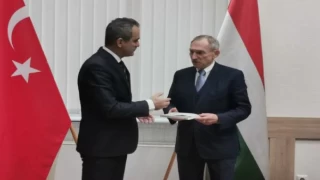 Bakan Özer’in Macaristan temasları sürüyor