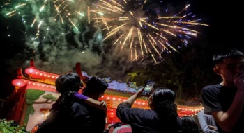 Çinliler yeni yıldan sağlık diledi: Tavşan Yılı kutlamalarında renkli görüntüler oluştu