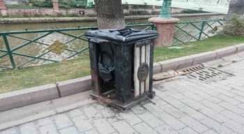 Çöp kutuları vandalların hedefi olmaktan kurtulamıyor