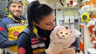 Hastaneyi bekleyemedi, ambulansta doğum yaptı