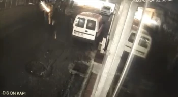 İstanbul’da gece kulübüne silahlı saldırı kamerada: İçeridekiler ateşle karşılık verdi