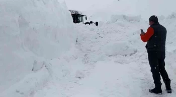 Şemdinli’de 4 metrelik karla mücadele çalışması