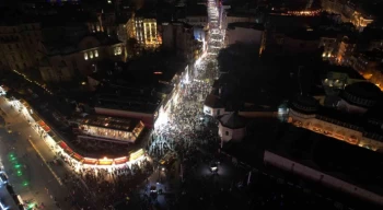 Taksim Meydanı’na akın eden vatandaşlar 2023 yılına coşkuyla girdi