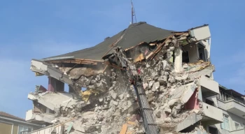 1999 Marmara Depreminde hasar almıştı, 24 yıl sonra yıkımına başlandı