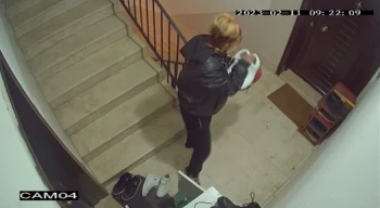 Antalya’da çamaşır ve ayakkabı hırsızı kadınlar kamerada