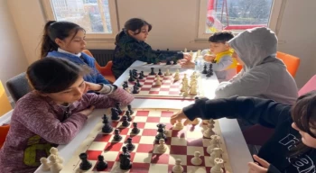 Balıkesir’de depremzede gençlere satranç eğitimi