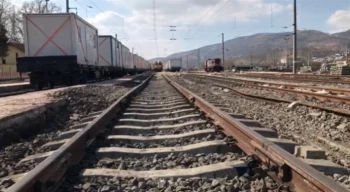 Depremde hasar gören demiryolları onarılıyor
