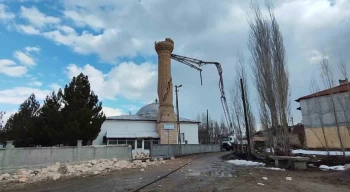 Depremde zarar gören minare kontrollü olarak yıkıldı