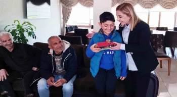 Depremzede Buğra’ya Milletvekili Gökcan’dan sürpriz doğum günü pastası