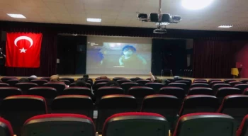 Depremzede çocuklar için film etkinliği düzenlendi