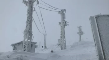 Derecik’te Sibirya’yı aratmayan soğuklarda, elektrik direkleri buz tuttu