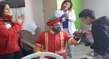 Diyarbakır’da depremzede çocuğa hastanede Karagöz-Hacivatlı doğum günü sürprizi