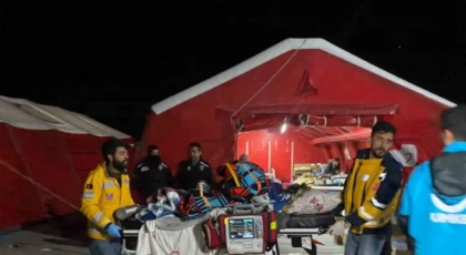 Hatay’da kurulan Sahra Hastanesi’ne getirilen yaralılar helikopterle çevre illere naklediliyor