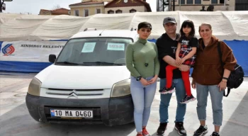 İranlı aile depremzedeler için arabasını satışa çıkardı