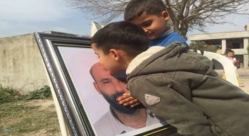 Öldürülen babasının fotoğrafına sarılıp gözyaşlarına boğuldu