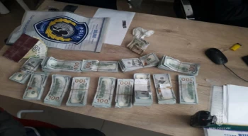 Rus ekip Kahramanmaraş’ta enkazda bulduğu 150 bin doları polise teslim etti