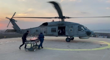 Yaralı depremzede askeri helikopterle hastaneye nakledildi