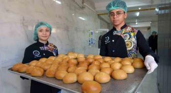 Yozgat’ta öğretmen ve öğrenciler, depremzedeler için ekmek ve yemek hazırlıyor