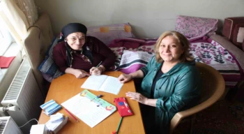 13 ameliyat geçirdi, hasta yatağında okuma-yazma öğreniyor
