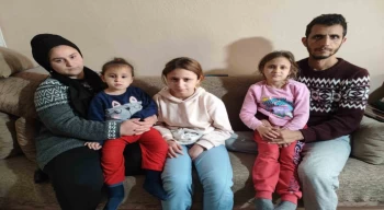 Adana'da okula gidemeyen kız çocuğu gözyaşlarına boğuldu